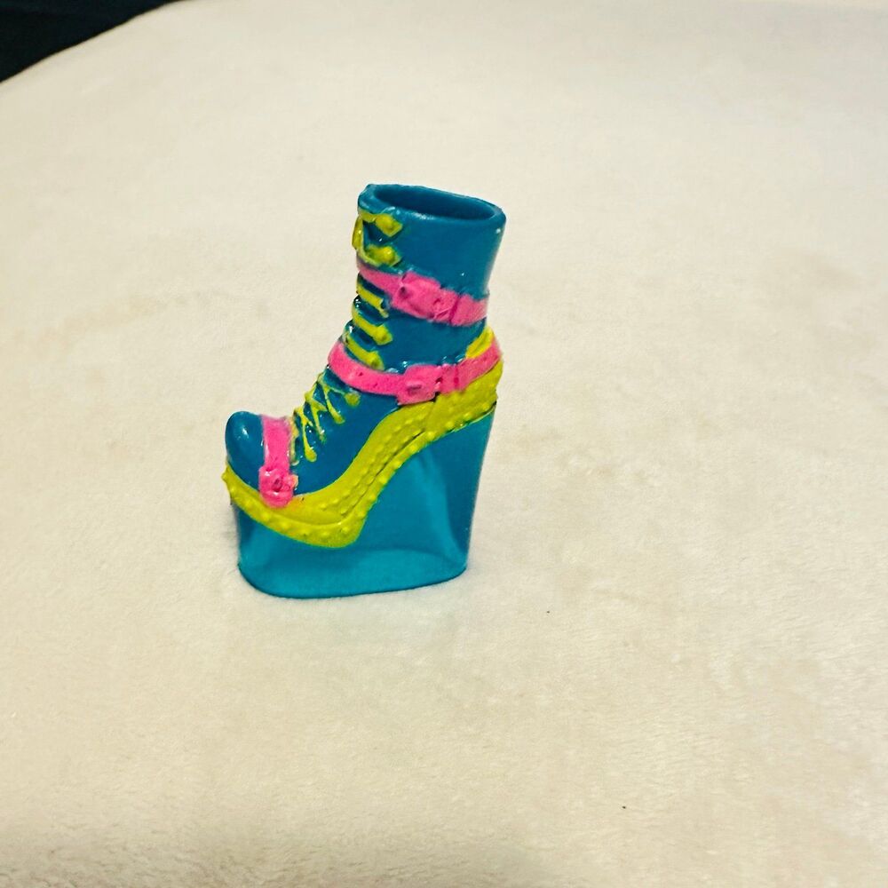 BRATZ Doll Heroez Cloe Single Shoe Teal Heel